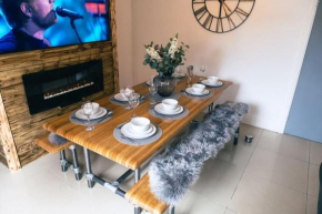 4 bedroom - Sleep 9 home in Cheadle Staffordshire - Alton towers Polar Express Dimmingsdale Peak District Trentham Gardens Water World
